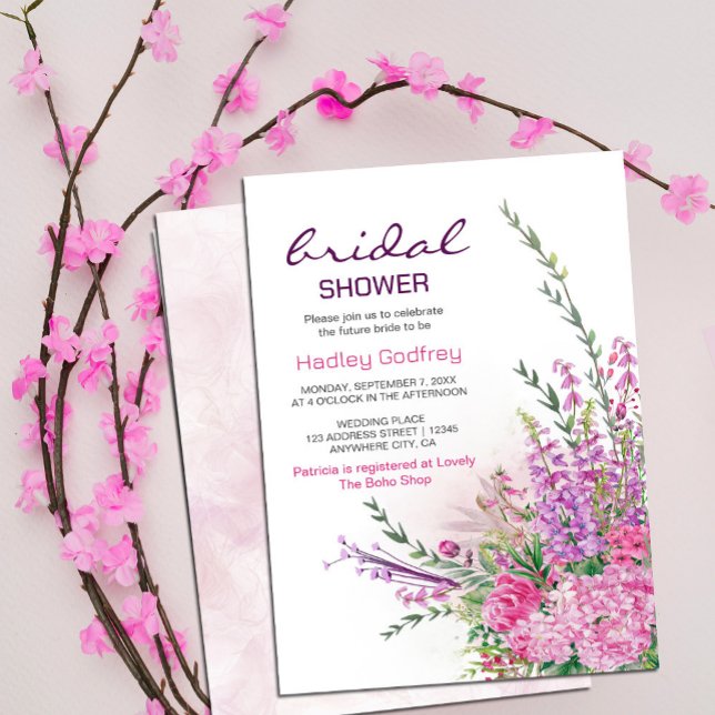 Romantic Chic Wildblommsommar Inbjudningar (watercolor flowers in shades of purple and pink in rustic garden greenery, #bridalshower #pinkpurple)