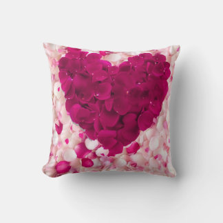 Romantic Deep Pink Rose Petal Heart Throw Pillow Kudde