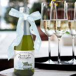 Romantic Dusty Blue Ro Bröllop Tack Mini<br><div class="desc">Dessa vackra, mousserande vin flaska-etiketter är perfekt som ett komplement till er säck i brudens sida, eller bara för att ni tackar gäster och familj. Den fantastiska designen har en bild av en enda långlivad, lätt dammig färgad ro ljugande på sidans reflektion i bassäng i vatten. Texten lyder: Tack för...</div>