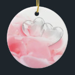 Romantic Glass Hearts Ro Petals Julgransprydnad Keramik<br><div class="desc">Elegant vacker och romantisk illustration med två glashjärtan på en bädd av vita rosa ros-petaler.</div>
