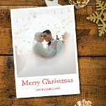Romantic God jul Newlyed Photo Rik Red Julkort<br><div class="desc">Fira din första jul som ett gift par med den här eleganten med God jul-vintagens typsnitt i rik rött. Framsidan visar ditt foto från bröllop och namn från familjen för en varm, romantisk beröring. Baksidan har en ren vit bakgrund med utrymme för ditt personliga meddelande och ett annat favoritfoto. Perfekt...</div>