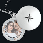 Romantic Groom to Bride Photo Keepsaké Berlockhalsband<br><div class="desc">Romantic Groom till Bride Photo Keepsak. En gåva från brudgummen till hans brud på deras bröllopsdag. Byt enkelt ut exempelbilden mot din egen favorit av er båda och anpassa den med ett speciellt meddelande om att din fru ska bli det.</div>