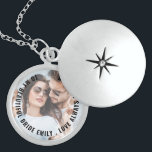 Romantic Groom to Bride Photo Keepsaké Berlockhalsband<br><div class="desc">Romantic Groom till Bride Photo Keepsak. En gåva från brudgummen till hans brud på deras bröllopsdag. Byt enkelt ut exempelbilden mot din egen favorit av er båda och anpassa den med ett speciellt meddelande om att din fru ska bli det.</div>