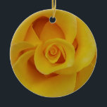 Romantic Gul ros Petals Julgransprydnad Keramik<br><div class="desc">Romantiska gul ros-petaler.</div>