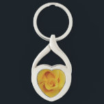 Romantic Gul ros Petals Twisted Heart Silverfärgad Nyckelring<br><div class="desc">Romantiska gul ros-petaler.</div>