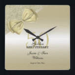 Romantic Guld Bow & Glitter 50:e Bröllop    Fyrkantig Klocka<br><div class="desc">Vackert och klassens 50-årsjubileum i Bröllop Firande. Med en klassromantisk guld-bog med ribbon på en glitzy guld glitter och övertoningsbakgrund. All text är helt och hållet anpassade för att uppfylla dina krav. Om du vill ha hjälp med att anpassa din produkt eller om du vill ha matchande produkter eller till...</div>