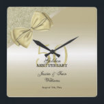 Romantic Guld Bow & Glitter 50:e Bröllop    Fyrkantig Klocka<br><div class="desc">Vackert och klassens 50-årsjubileum i Bröllop Firande. Med en klassromantisk guld-bog med ribbon på en glitzy guld glitter och övertoningsbakgrund. All text är helt och hållet anpassade för att uppfylla dina krav. Om du vill ha hjälp med att anpassa din produkt eller om du vill ha matchande produkter eller till...</div>