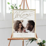 Romantic Guld Calligraphy Photo Welcome Bröllop Poster<br><div class="desc">Det romantiska guld-fotofoto som bröllop poster är perfekt för ett enkelt bröllop. Den moderna klassiska designen har finare-snurrar och vitaktiga blomningar med elegant elegant-handskriven faux champagne guld-folie-typografi. Anpassa poster till namn på bruden och trimmen och datumet för bröllop. Obs! Den här designen har inte äkta guld-folie. Det är en grafik...</div>