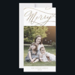 Romantic Guld God jul Photo Family News Julkort<br><div class="desc">Det här romantiska helgdag för fotofamiljen guld god jul är perfektens enkla Julhälsningar. Den moderna klassiska designen har finare-snurrar och vitaktiga blomningar med elegant elegant-handskriven faux champagne guld-folie-typografi. Anpassa kortets framsida med ett foto, din familj namn och året. Ta med ytterligare ett foto och ett år i recension eller familjens...</div>