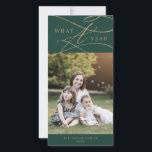 Romantic Guld Grönt What A Year Photo Family News Julkort<br><div class="desc">Den här romantiska grönten i guld som ett års nyhetskort för fotofamiljen är perfektens enkla Julhälsningar. Den moderna klassiska designen har finare-snurrar och vitaktiga blomningar med elegant elegant-handskriven faux champagne guld-folie-typografi. Anpassa kortets framsida med ett foto, din familj namn och året. Ta med ytterligare ett foto och ett år i...</div>