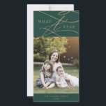 Romantic Guld Grönt What A Year Photo Family News Julkort<br><div class="desc">Den här romantiska grönten i guld som ett års nyhetskort för fotofamiljen är perfektens enkla Julhälsningar. Den moderna klassiska designen har finare-snurrar och vitaktiga blomningar med elegant elegant-handskriven faux champagne guld-folie-typografi. Anpassa kortets framsida med ett foto, din familj namn och året. Ta med ytterligare ett foto och ett år i...</div>
