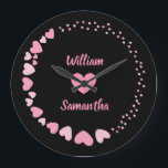 Romantic Heart anpassningsbar par Namn Kärlek Stor Klocka<br><div class="desc">Fira kärlek varannan sekund med den här elegantens personlig väggklocka som har en romantisk utformning av rosa hjärtan mot svart bakgrund. Mittet visar två egna namn ovanför och under en hjärtmotiv, skapar den perfekt för par, årsdagar, bröllop eller Alla hjärtans dag. En tankfull gåva och en snyggt till vilket sovrum,...</div>