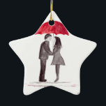 Romantic kärlek par med röd paraplyvattenfärg julgransprydnad keramik<br><div class="desc">Röda paraplyromantiska kärlek par. Älskare konst,  coola par,  årsdag,  data,  bröllop-årsdag. Folk i kärlek,  romantiska,  kyss,  kyssar. Kärlek har en ursprunglig vattenfärgsmålning. Mugg,  mobila skinsar,  telefonfodral,  jigsågar,  kort,  vykort.</div>