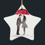 Romantic kärlek par med röd paraplyvattenfärg julgransprydnad keramik<br><div class="desc">Röda paraplyromantiska kärlek par. Älskare konst,  coola par,  årsdag,  data,  bröllop-årsdag. Folk i kärlek,  romantiska,  kyss,  kyssar. Kärlek har en ursprunglig vattenfärgsmålning. Mugg,  mobila skinsar,  telefonfodral,  jigsågar,  kort,  vykort.</div>