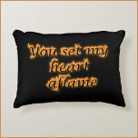 Romantic Kärlek Quote Prydnadskudde<br><div class="desc">Fet kärlek citerar accentkudde som proklamerar kärlek med,  DU STÄLLER IN MIN HEART AFLAME i manus,  faux-brasa på svart bakgrund. Gör en hemdekoration. Fin gåva till den du kärlek.</div>
