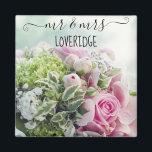 Romantic Mr. & Fru Rosa ros Blommigt Bröllop Magnet<br><div class="desc">Romantisk personlig Mr. och Mrs. Magnet. Den här söt magneten har ord "mr and Company" i ett elegant svart skript med raka dekortecken och en rosa blommigt bukett med rosor. Du kan anpassa den med ditt efternamn och till och med ändra texten färg och teckensnittet stil med hjälp av alternativet...</div>