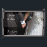 Romantic och Elegant bröllop par Holding Händer Frukostbricka<br><div class="desc">Ett romantiskt foto och ett foto från elegant bröllop av ett par som håller händer. Bilden är inriktad på par händer som klappade ihop i kärlek medan de bar sin finare bröllop-attityd. Hon i hennes bröllop gick och han i sin tux. Anpassa med dina egna uppgifter om bröllop.</div>