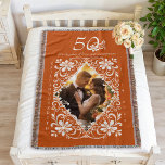 Romantic Par Photo Burnt Orange 50-årsjubileum Filt<br><div class="desc">Skräppfilten har en vacker vattenfärgsdesign av en vit blommigt ram på en varm, jordisk orange bakgrund. Byt enkelt ut bilden och anpassa antalet för milstolpe-årsdagen (10, 20, 30, 40, 50, 60, 70, 80 eller 90) så att den blir unik för dina behov! Personligens täckfilt skulle ge en söt bröllop-årsjubileum, eftersom...</div>