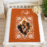 Romantic Par Photo Burnt Orange 50-årsjubileum Fleecefilt<br><div class="desc">Flockfilten har en vacker vattenfärgsdesign av en vit blommigt ram på en varm, jordisk orange bakgrund. Byt enkelt ut bilden och anpassa antalet för milstolpe-årsdagen (10, 20, 30, 40, 50, 60, 70, 80 eller 90) så att den blir unik för dina behov! Personligens filt skulle ge en söt bröllop-årsjubileum, eftersom...</div>