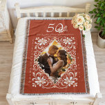 Romantic Par Photo Red Rust 50-årsdagen Filt<br><div class="desc">Kastfilten har en vacker vattenfärgsdesign av en vit blommigt ram på en varm, jordfri röd bakgrund. Byt enkelt ut bilden och anpassa antalet för milstolpe-årsdagen (10, 20, 30, 40, 50, 60, 70, 80 eller 90) så att den blir unik för dina behov! Personligens täckfilt skulle ge en söt bröllop-årsjubileum, eftersom...</div>