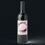 Romantic Plum Burgundy, Personlig för  Rosa Vinflaska Etikett<br><div class="desc">Lägg dessa djupa plommonburgare och botaniska etiketter till rosa på vin som serveras vid bröllop för en elegant, sofistikerad bröllopsmottagning! Blommigtens utformning har vattenfärgsfärg ro och sprejning av känsliga botaniska ämnen i en bedövande arrangemang. Anpassa med brudgummen namn och bröllop. Och se till att du får spara ett flaska för...</div>