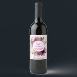 Romantic Plum Burgundy, Personlig för  Rosa Vinflaska Etikett<br><div class="desc">Lägg dessa djupa plommonburgare och botaniska etiketter till rosa på vin som serveras vid bröllop för en elegant, sofistikerad bröllopsmottagning! Blommigtens utformning har vattenfärgsfärg ro och sprejning av känsliga botaniska ämnen i en bedövande arrangemang. Anpassa med brudgummen namn och bröllop. Och se till att du får spara ett flaska för...</div>