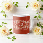 Romantic Red Rust 40 Bröllop-årsdagen Mugg Jumbo Mugg<br><div class="desc">Mugg har en vacker vattenfärgskonstruktion av en vit blommigt ram på en varm, jordröd bakgrund. Anpassa enkelt ordalydelsen och antalet delstenar på årsdagen (10, 20, 30, 40, 50, 60, 70, 80 eller 90). Det är en perfekt för bröllop eller årsdagar, eller en tänkbar gåva för att bevara omhuldade minnen för...</div>