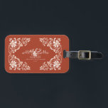 Romantic Red Rust Mr & Mrs Blommigt Bröllop Bagagebricka<br><div class="desc">Bagagetaggen visningar en vacker vattenfärgsgrafik av en vit blommigt ram på en varm,  jordröd bakgrund. Formuleringen "Mr & Mrs" kan lätt anpassas. Det är en underbar gåva till nylare och par för att fira årsdagar och hjälpa dem att enkelt upptäcka sitt bagage medan de reser.</div>