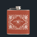 Romantic Red Rust Mr & Mrs Bröllop Flask Fickplunta<br><div class="desc">Den vinylinslagna bröllop-kolven "Mr. & Mrs." har en vacker vattenfärgdesign med en vit blommigt ram på en varm,  jordisk orange. Man kan lätt anpassa det med parets efternamn lycklig och deras bröllop-datum för att göra det till en speciell keepé som återför minnen från den speciella dagen.</div>