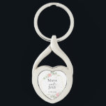 Romantic Ro Geometric Bröllop Twisted Heart Silverfärgad Nyckelring<br><div class="desc">Fall i kärlek med denna fantastiska utformning. Elegantens utformning kombinerar ett mjukt,  romantiskt ro mönster med en djärv,  modern geometrisk form som perfekt fångar kärnan i din speciella dag.</div>