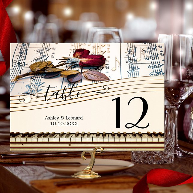 Romantic Ro Music Bröllop Bordsnummer Card (Wedding table number card featuring a romantic rose on a music sheet with a keyboard design)