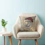 Romantic Ro Wandether Feather Bröllop Kudde<br><div class="desc">En romantisk bukett av ro på en elegant guld blomstrar där du kan anpassa den på en glansig guld-bakgrund med fjädrar från silver som skapar snyggt klassy vibes.</div>