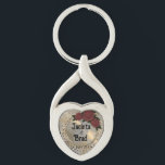 Romantic Ro Wandether Feather Bröllop Twisted Heart Silverfärgad Nyckelring<br><div class="desc">En romantisk bukett av ro på en elegant guld blomstrar där du kan anpassa den på en glansig guld-bakgrund med fjädrar från silver som skapar snyggt klassy vibes. Perfekt för bröllopsfester. En del av snyggtens trendig bröllopsgåvor.</div>