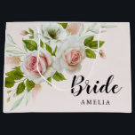 Romantic Rosa ros Watercolor Blommigt Bride<br><div class="desc">Vackra och mycket feminina presentsäckar för bruden,  med rosa och vit ros,  gröntens löv på ljus rosa bakgrund.</div>