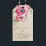 Romantic Rustic Rosa & White Ranunculus Presentetikett<br><div class="desc">De romantiska märkrna i vintage stil har en strålande papper utformning med vattenfärgsvita och rosa ranunculus-blommor. En ömtålig blommigt av ranunculus och grey bildas på högerna grund. Proverna namn med ett nytt par och bröllop skrivs ut i den översta delen. Du kan anpassa presentens märkre så att de innehåller egna...</div>
