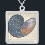 Romantic Seashell Silverpläterat Halsband<br><div class="desc">Bor du långt från stranden? Inga problem! Skaffa den romantiska målningen så att du kan se dig själv som sitta på en fredlig strand på en varm solig dag. Denna konstens biet romantiserar havet och det lilla vinkara som lämnar dig att längta efter ett besök på stranden. Hämta den här...</div>