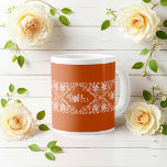 Romantic Shabby chic Burnt Orange, Bröllop Mugg Jumbo Mugg<br><div class="desc">Utformningen har en vit blommigt vattenfärg ram på en varm orange bakgrund och kan vara personlig med antingen "Mr" eller "Mrs". Mugg är en perfekt gåva till nygifta eller par som firar sina årsdagar när de börjar eller fortsätter sin resa tillsammans.</div>
