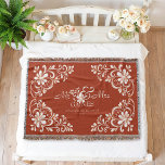 Romantic Shabby chic Red Rust Mr & Mrs Blommigt Filt<br><div class="desc">Filtmönstret "Mr & Mrs" har en vacker vattenfärgsgrafik av en vit blommigt ram på en varm, jordfri röd bakgrund. Parets efternamn och speciella datum kan enkelt anpassas. Den här personligen är en perfekt för att stöta sig upp när vädret blir kyligt, vilket gör att mottagarens hem blir en charm hela...</div>