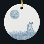 Romantic Snuggle Bunny Kärlek Blue Måne personaliz Julgransprydnad Keramik<br><div class="desc">Fira nylwedernas bröllop med en keramisk perfekt för prydnadsändamål eller som söt dekor. Min vattenfärgsmålning i klassiskt blått och vitt visar ett sött romantiskt kaninpar under ett stort blått måne med hjärtdesign. Enkelt och hjärtligt återgår prydnaden till att innehålla parets namn och speciella datum. Enkel att anpassa med textmallarna och...</div>