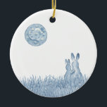 Romantic Snuggle Bunny Kärlek Blue Måne personaliz Julgransprydnad Keramik<br><div class="desc">Fira nylwedernas bröllop med en keramisk perfekt för prydnadsändamål eller som söt dekor. Min vattenfärgsmålning i klassiskt blått och vitt visar ett sött romantiskt kaninpar under ett stort blått måne med hjärtdesign. Enkelt och hjärtligt återgår prydnaden till att innehålla parets namn och speciella datum. Enkel att anpassa med textmallarna och...</div>