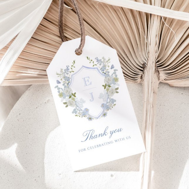 Romantic Soft Blue Monogram Vapensköld Bröllop Presentetikett (Skapare uppladdad)