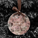 Romantic Steampunk | Vintage Ephemera Monogram Julgransprydnad Keramik<br><div class="desc">1900-talet, allt uppåt! Feminin, sofistikerad Viktoriansk era shabby chic-steampunk, sömlös mönster med dystopiska växlar, cyklar, skalle, uggla, telescope och mycket annat på en mjuk romantisk universalbakgrund för rosa ros grunge. Den här vintagen på 1990-talet inspirerade till abstrakt design med en fantastisk palett som lägger till perfekt pop av färg. Om...</div>