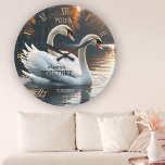 Romantic Svanar Bröllop Rund Klocka<br><div class="desc">Väggklocka med en målning av två svanar. De klassiska latinska klocknumren kan tas bort om du inte behöver dem. Eftersom svanar är känt för att hålla ihop hela sitt liv är detta en vacker gåva till bröllop eller årsdag.</div>