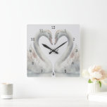 Romantic Svanar Monogram Fyrkantig Klocka<br><div class="desc">Skapa ett speciellt minnesmärke för ditt hem. Den här monokulan med kvadratiska väggar har romantiskt svanar. Neutralt färg. Anpassa de monogram som visas i mitten. Gör en underbar gåva,  en bröllop-gåva,  en bröllop-årsjubileum med mera. Använda mallen som ska anpassas.</div>