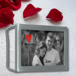 Romantic Valentine par Photo I Red Heart U Namn<br><div class="desc">Fira kärlek denna Alla hjärtans dag med en personlig! Denna unika Bälte Buckle med sitt namn och en omhuldad svartvit bild av dig och din partner är perfektens gåva till honom, som kombinerar sentimentalitet med praktisk handling. Varje steg kommer att påminna honom om dina speciella ögonblick tillsammans, skapar det en...</div>