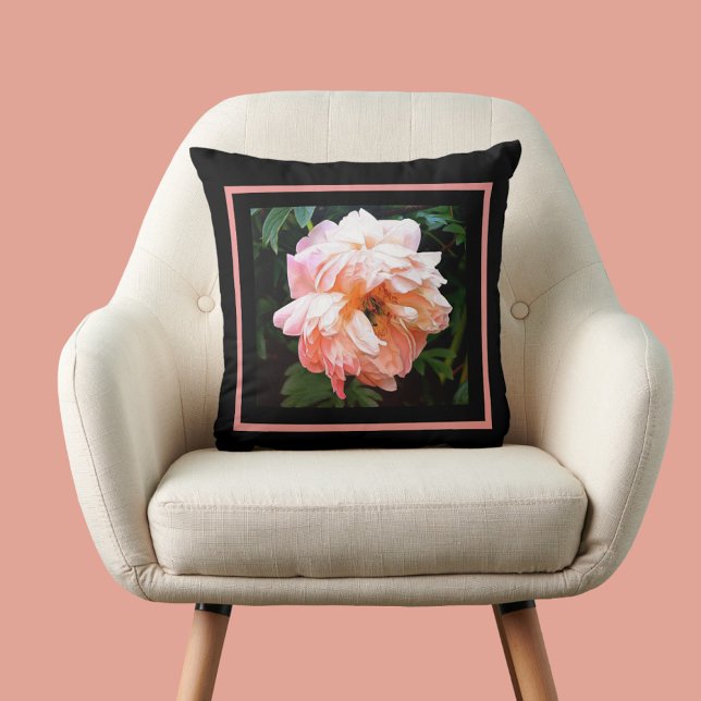 Romantic Vår Peony i Blek Peach Kudde (Skapare uppladdad)