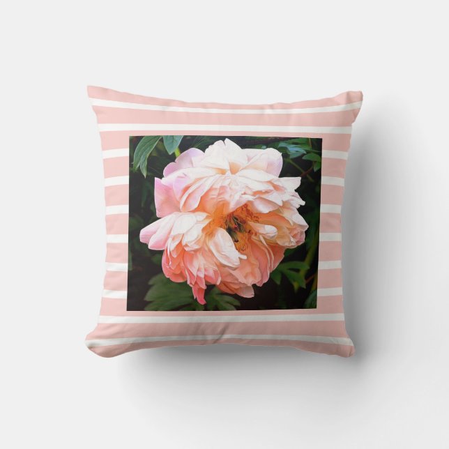 Romantic Vår Peony på Peach Rand Kudde (Framsida)