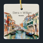 Romantic Watercolor Italien Bröllop Newlyged Julgransprydnad Keramik<br><div class="desc">I bröllop är prydnadsföremål presenter en bild av Venedig, Italien, vackert återgiven i vattenfärg på framsidan. Mot bakgrund av serenkanalerna och den charmerande venetianska arkitekturen fångas kärnan i stadens romantiska allure i varje borstdrag. Gondolas gländde på ett skonsamt sätt längs det stilla vatten, medan det historiska byggnad med sina ornerade...</div>