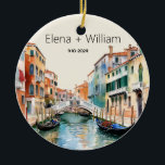 Romantic Watercolor Italien Bröllop Newlyged Julgransprydnad Keramik<br><div class="desc">I bröllop är prydnadsföremål presenter en bild av Venedig, Italien, vackert återgiven i vattenfärg på framsidan. Mot bakgrund av serenkanalerna och den charmerande venetianska arkitekturen fångas kärnan i stadens romantiska allure i varje borstdrag. Gondolas gländde på ett skonsamt sätt längs det stilla vatten, medan det historiska byggnad med sina ornerade...</div>