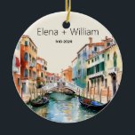 Romantic Watercolor Italien Bröllop Newlyged Julgransprydnad Keramik<br><div class="desc">I bröllop är prydnadsföremål presenter en bild av Venedig, Italien, vackert återgiven i vattenfärg på framsidan. Mot bakgrund av serenkanalerna och den charmerande venetianska arkitekturen fångas kärnan i stadens romantiska allure i varje borstdrag. Gondolas gländde på ett skonsamt sätt längs det stilla vatten, medan det historiska byggnad med sina ornerade...</div>